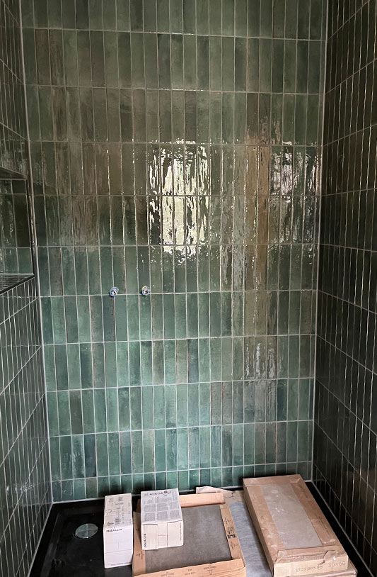 verlegen von Wandfliesen vertikal in einer Duschnische