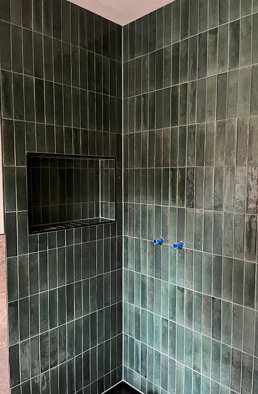 verlegen von Wandfliesen vertikal in einer Duschnische