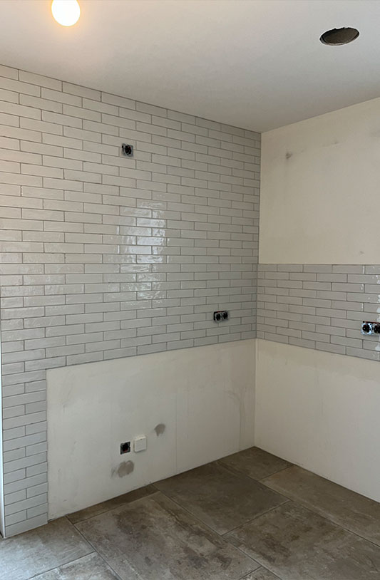 verlegen von Wandfliesen horizontal in einer Küche