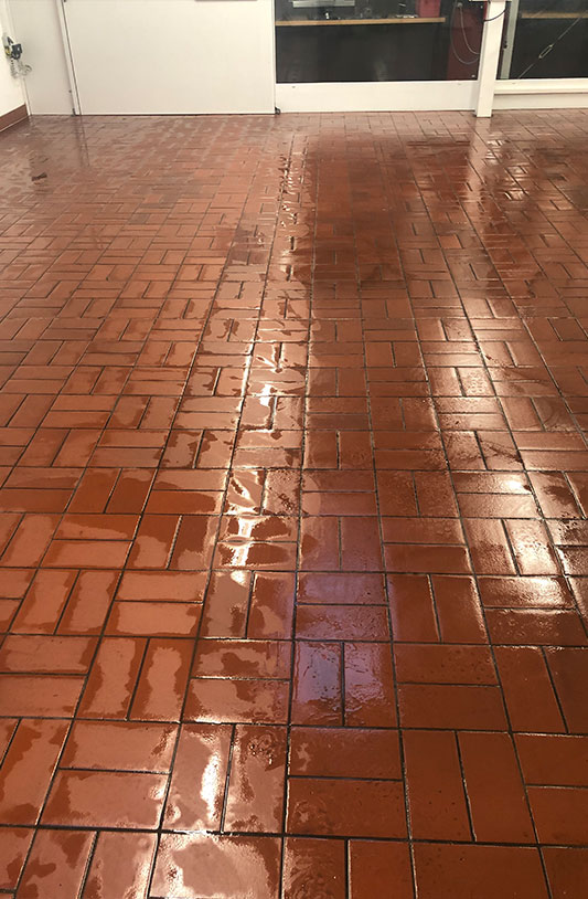 Intensivreinigung einer Bodenfliese in einer KFZ Garage