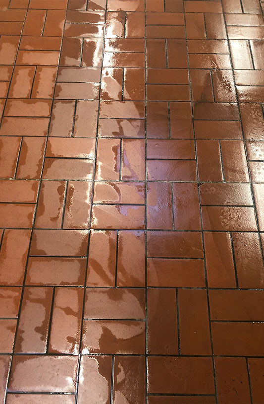 Intensivreinigung einer Bodenfliese in einer KFZ Garage